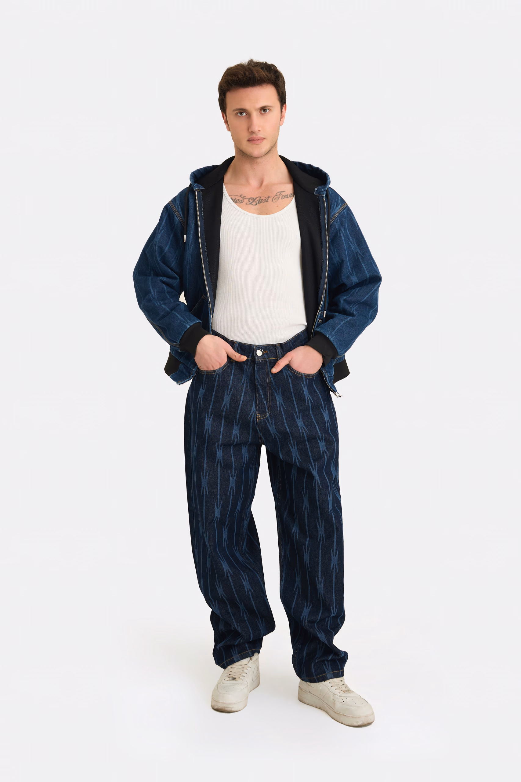 Indigoblaue Denimjacke mit Kapuze