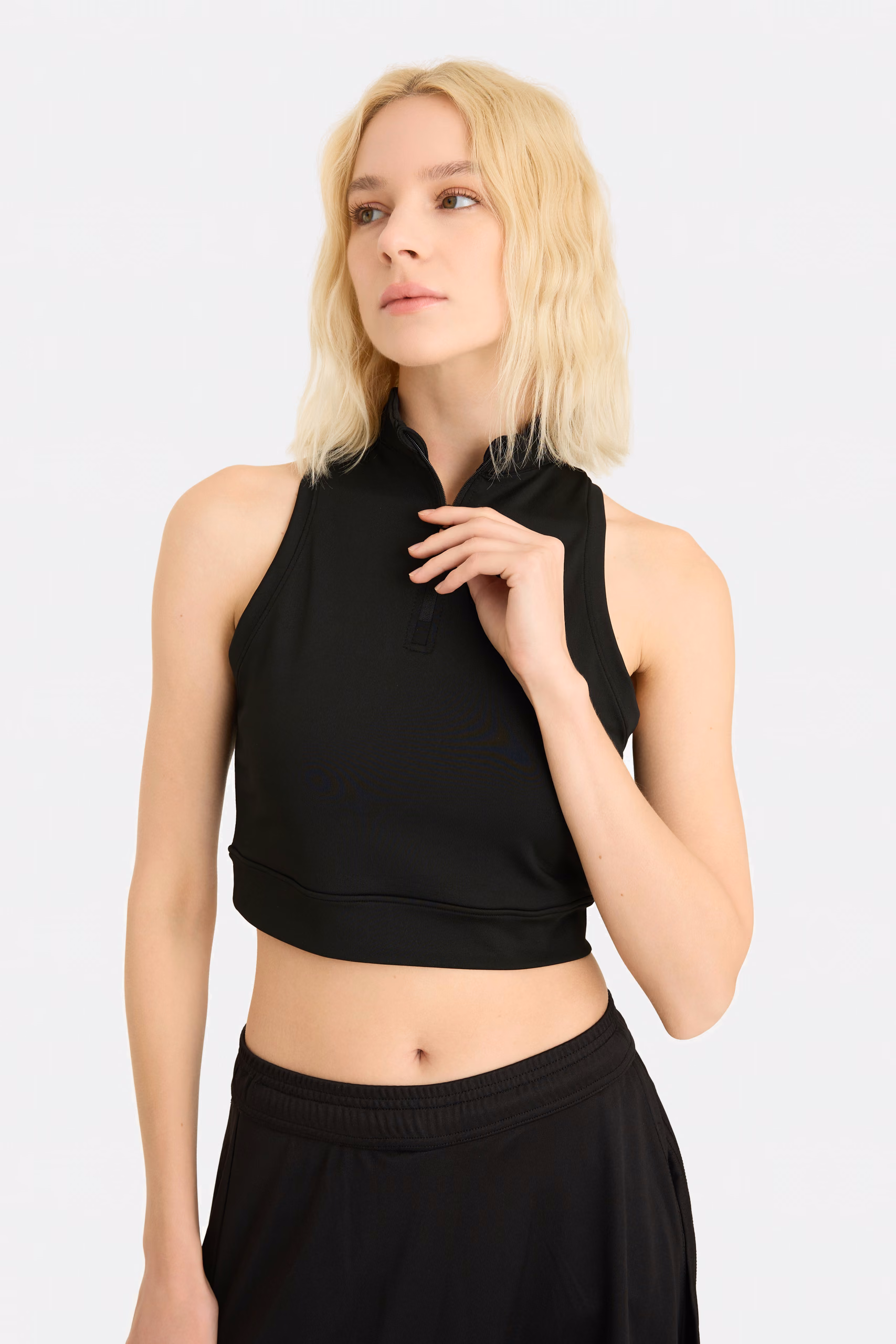 Černý crop top za krk