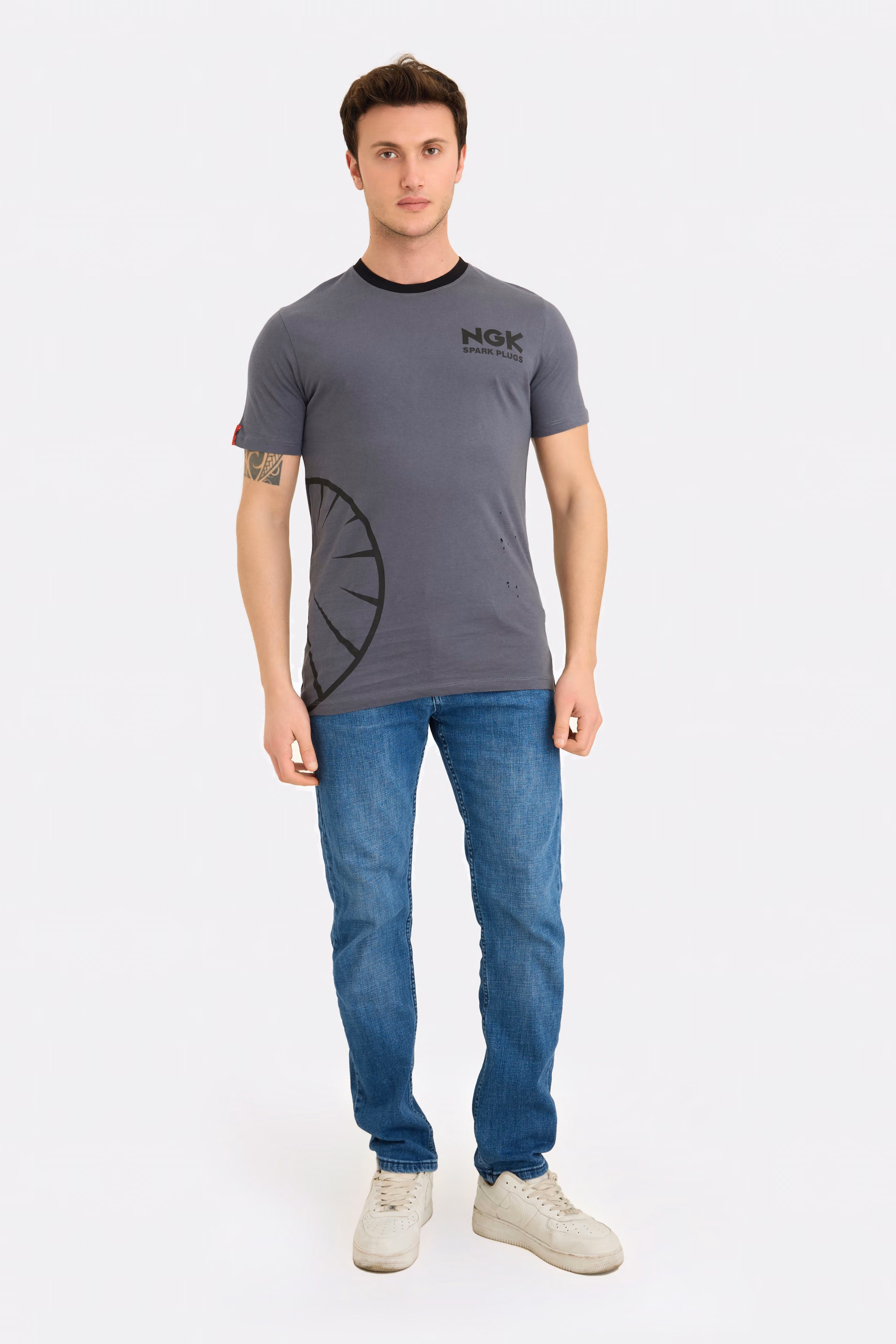 Grå T-shirt med rund hals – trykt logo på brystet