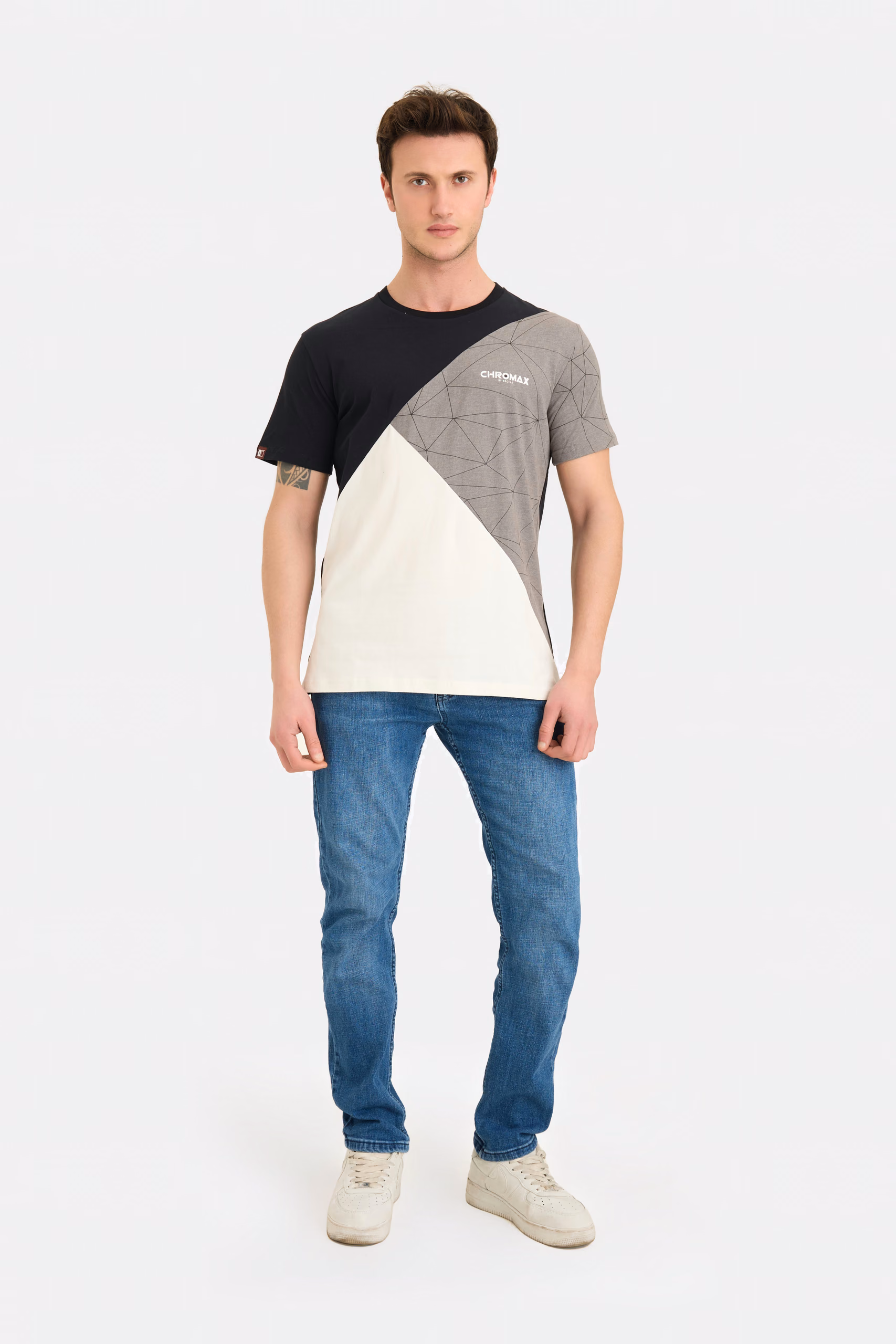 T-Shirt mit diagonalem Colourblock – Schwarz, Grau und Creme