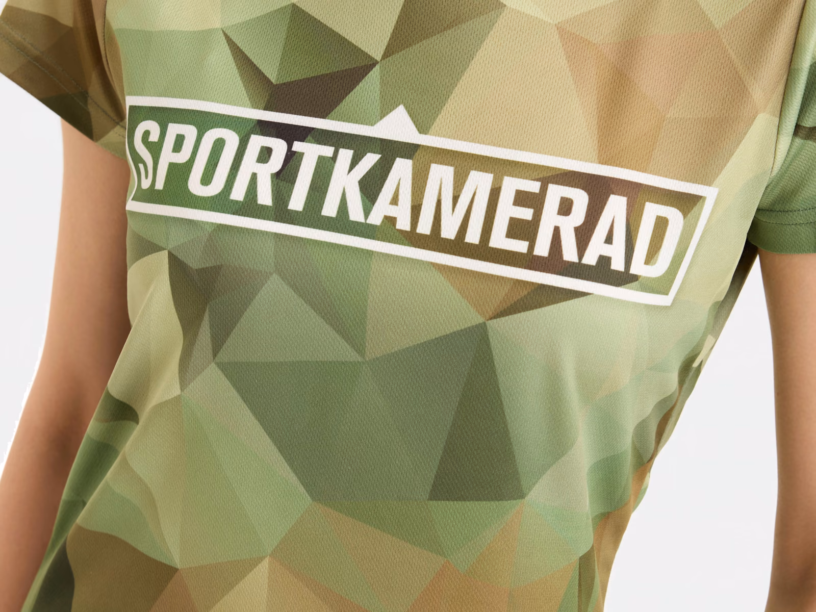 T-shirt sportiva con stampa camouflage all-over e un nome stampato sul petto