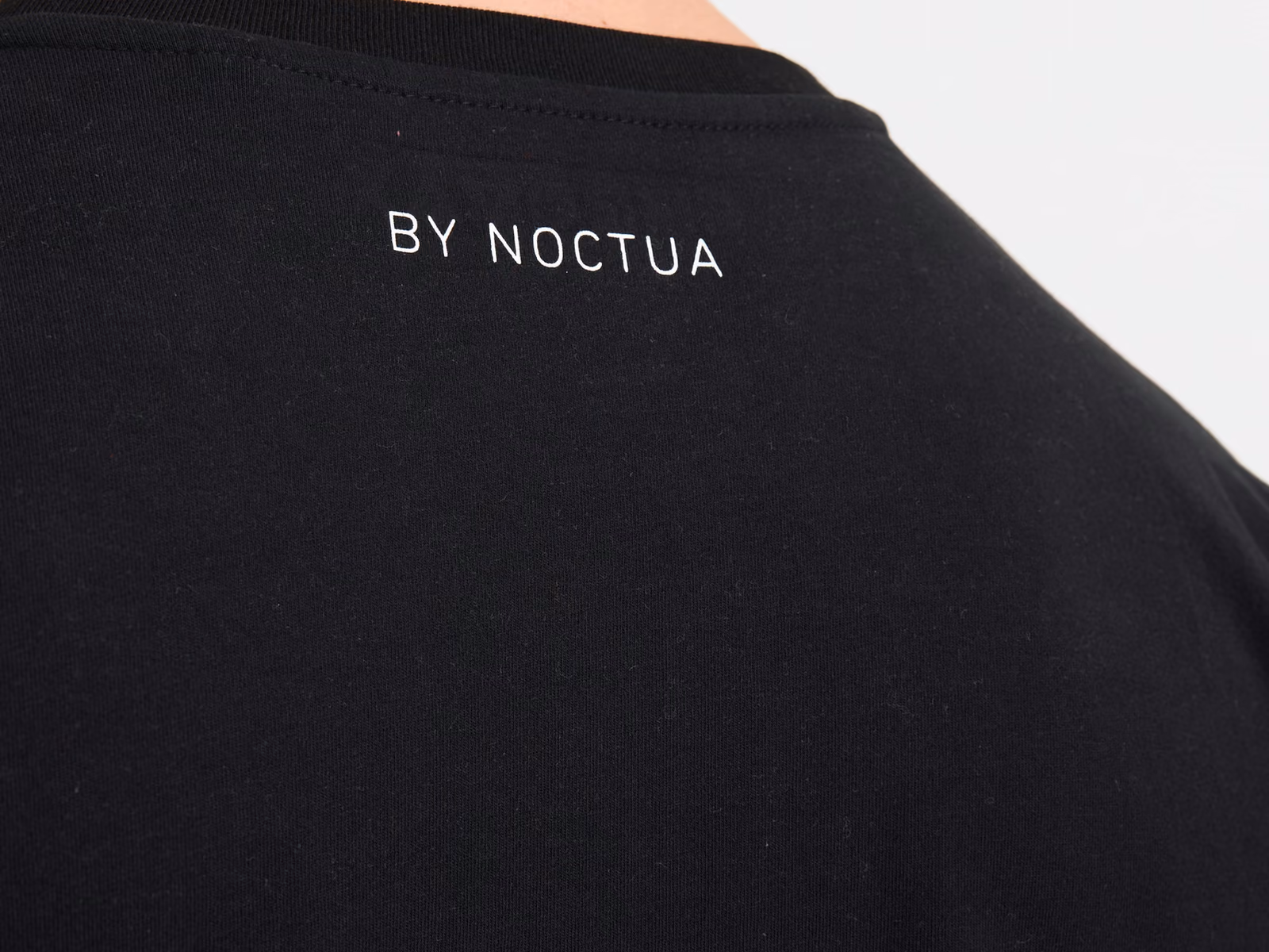 Lille tryk under nakken på en sort T-shirt