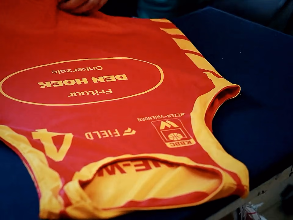 Fertiges sublimiertes Basketballtrikot, flach ausgelegt, mit eingefasstem Halsausschnitt und eingefassten Armlöchern