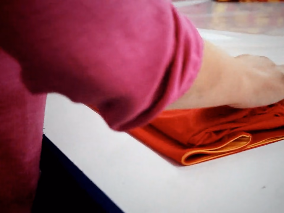 Maglia da gioco piegata in piano a mano prima di essere imbustata