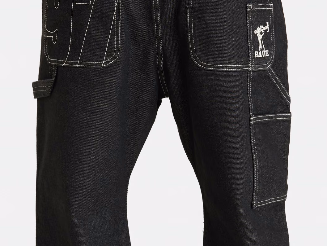 Retro di jeans neri con cuciture a contrasto, tasche applicate e passante portamartello