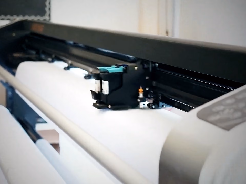 Plotter druckt ein Schnittbild in Originalgröße auf Papier für den Zuschnitt