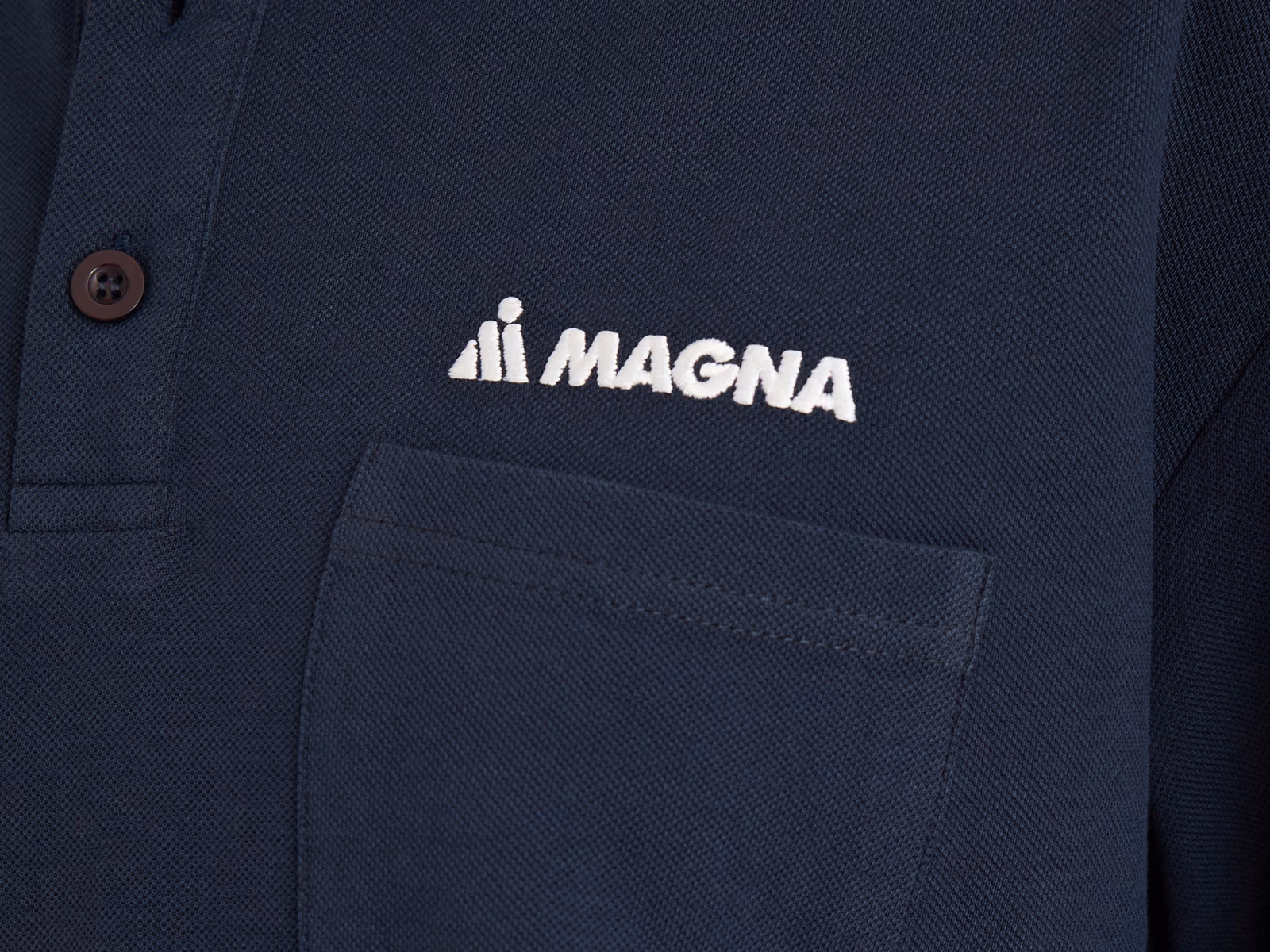 Marineblaues Piqué-Poloshirt mit aufgesetzter Brusttasche und Brustlogo