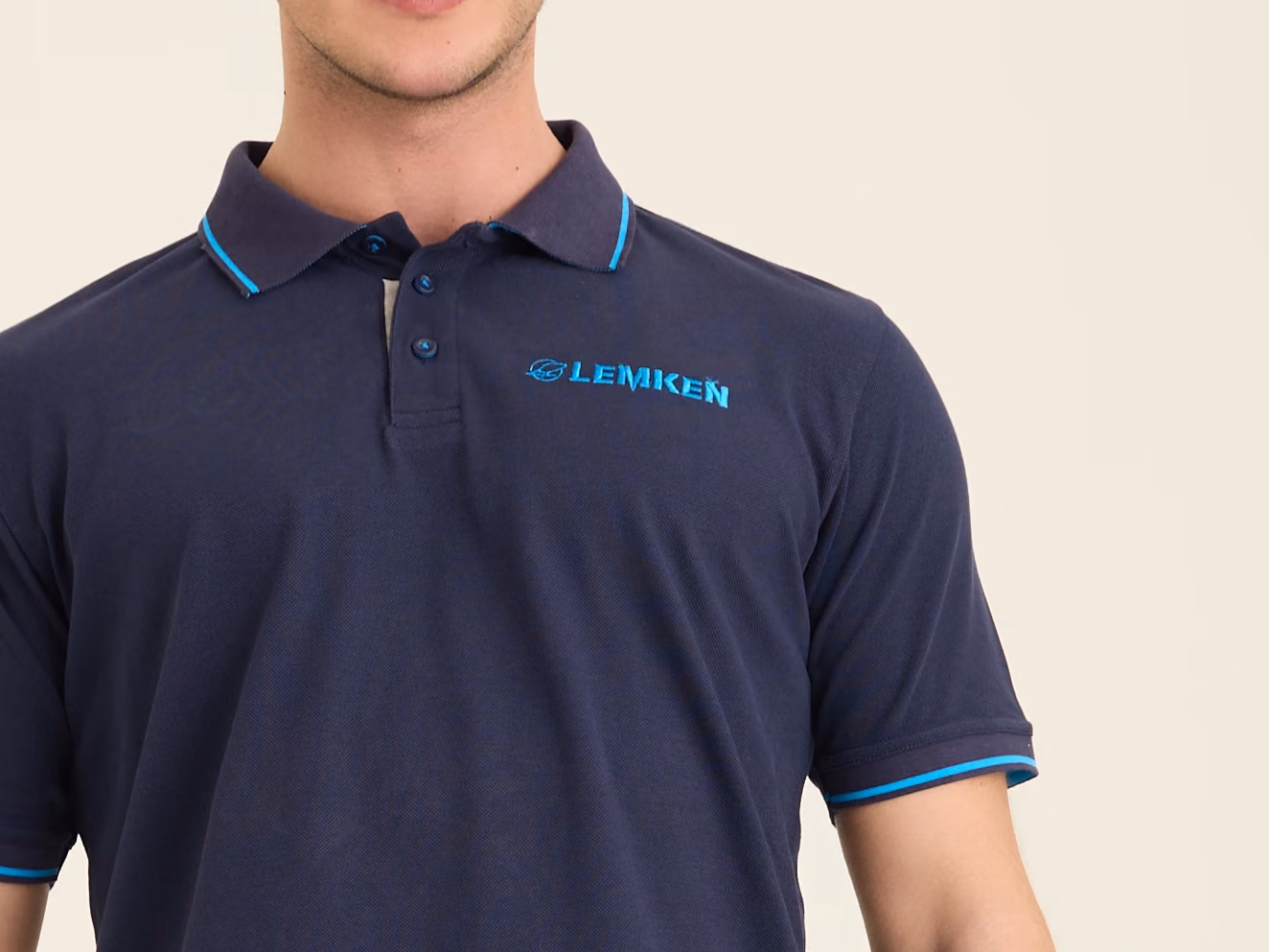 Marineblå piqué-polo med broderet logo på venstre bryst