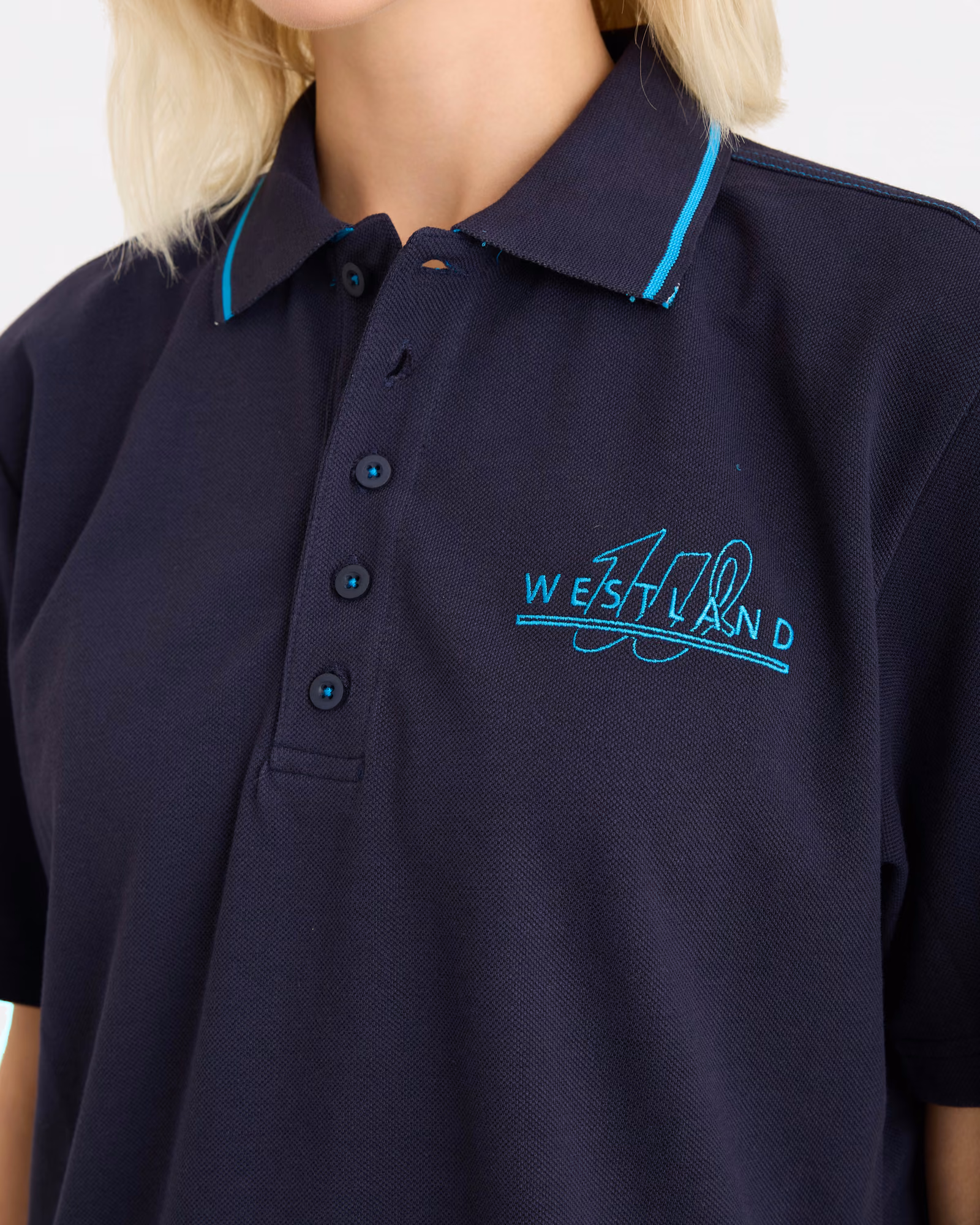 Polo blu navy in piqué con collo profilato a contrasto, cannoncino a tre bottoni e logo sul petto