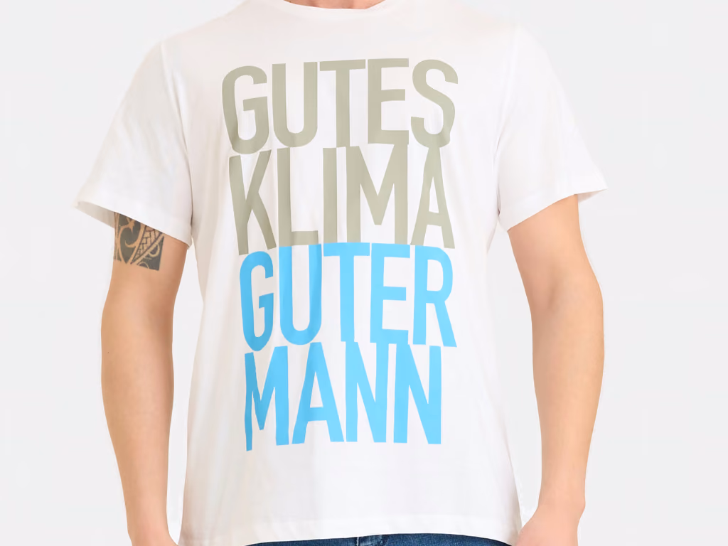 Hvit T-skjorte med trykk på modell, som viser kroppslengde og ermelengde