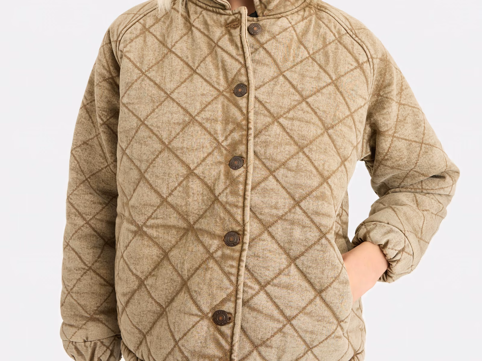 Beige jakke med rudequiltning og knaplukning foran