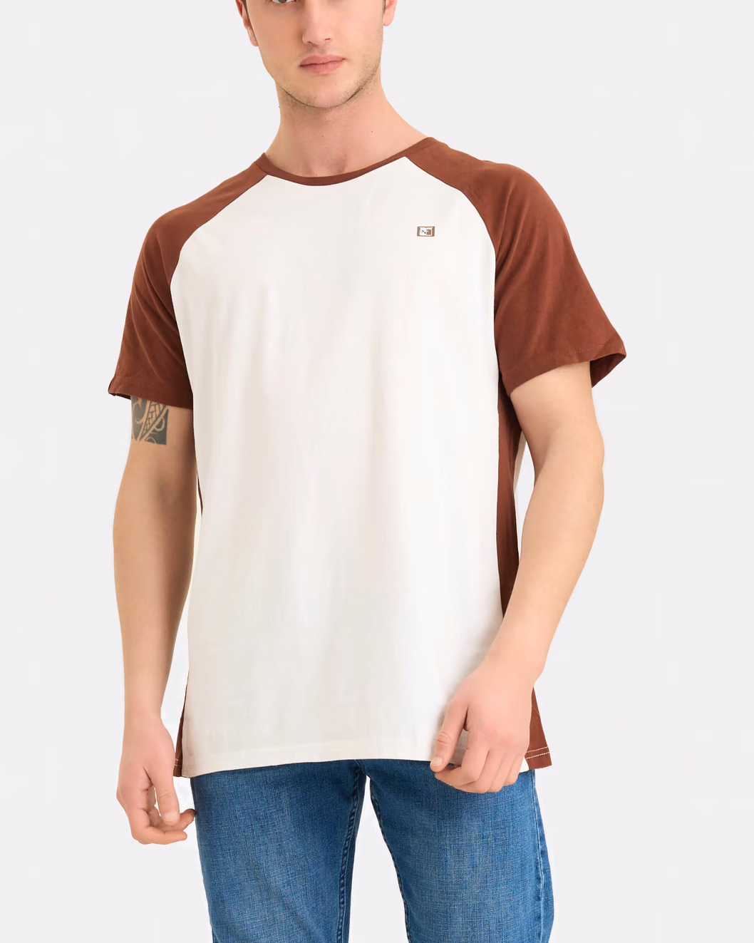 Bordo kollu, kırık beyaz erkek reglan tişört