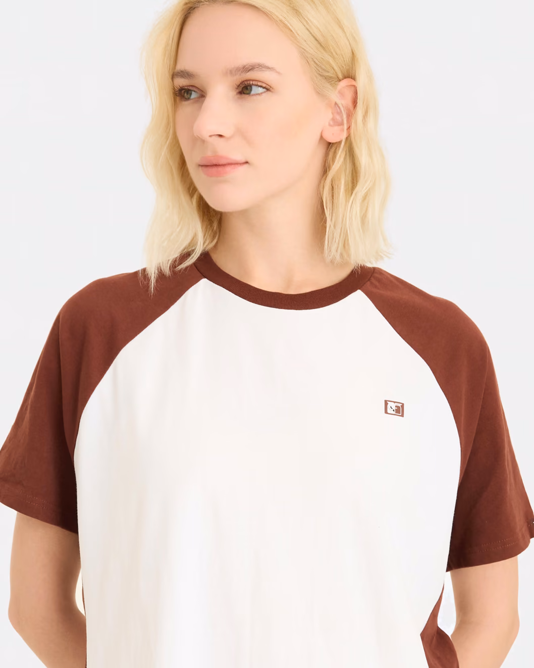 Bordo kollu, kırık beyaz kadın reglan tişört
