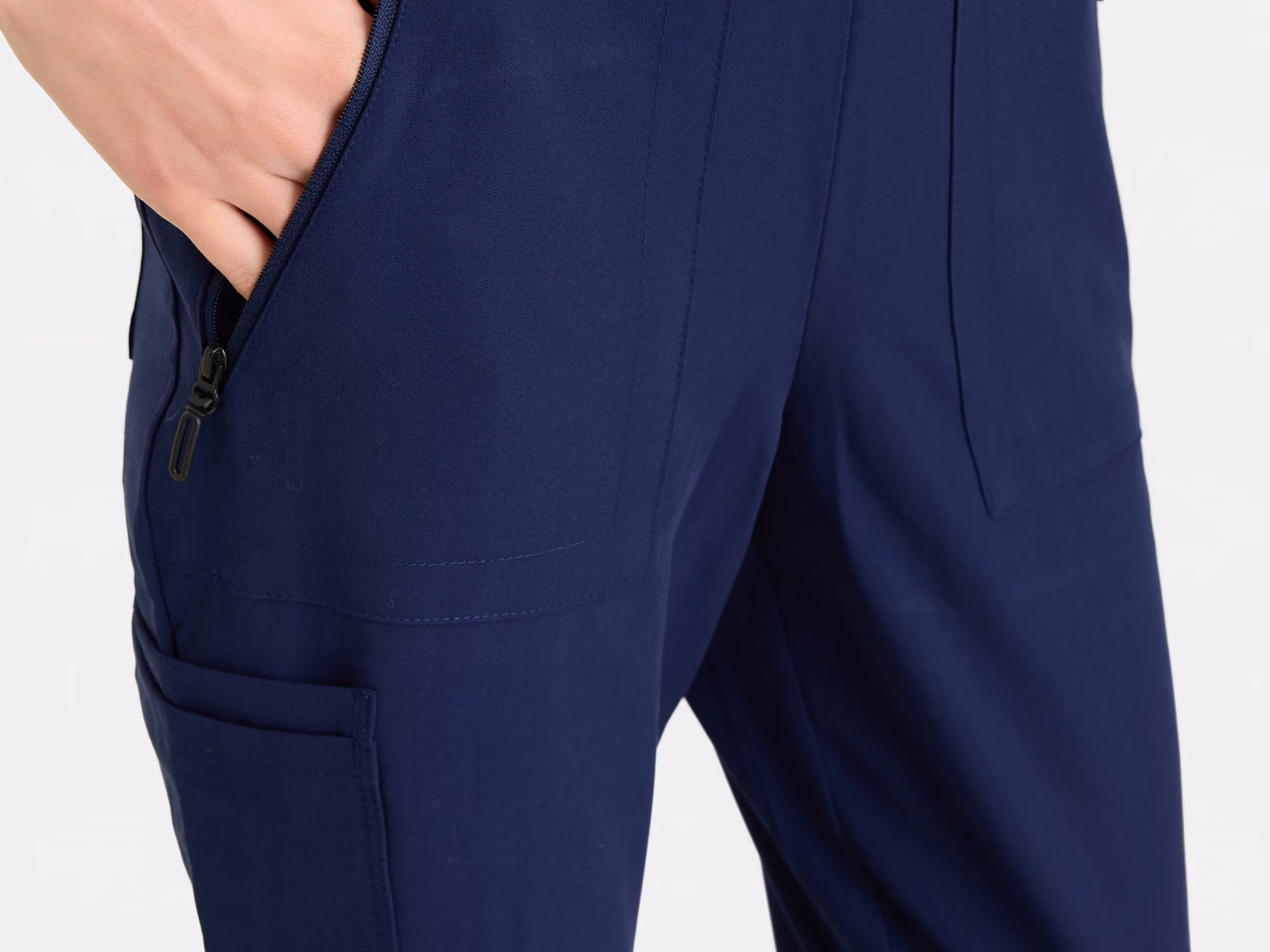 Seitliche Reißverschlusstasche und Cargotasche an einer marineblauen Schlupfhose