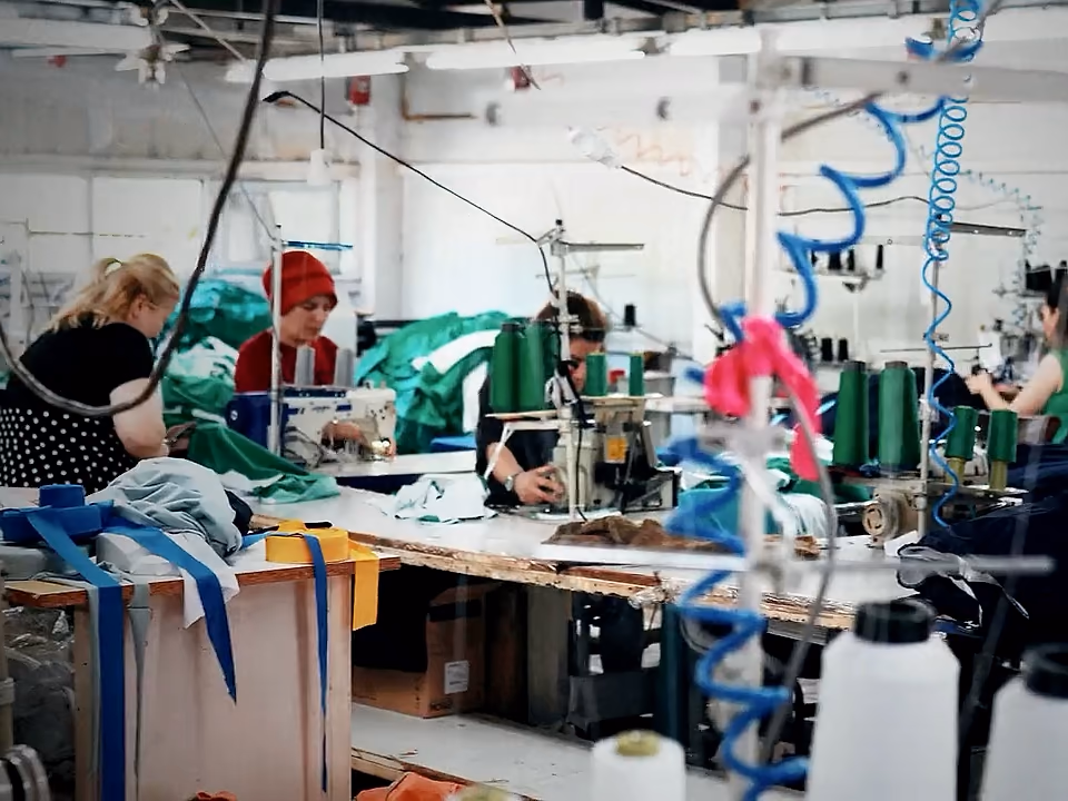 Reparto cucito dello stabilimento Voyager Textile, con gli operatori al lavoro alle macchine