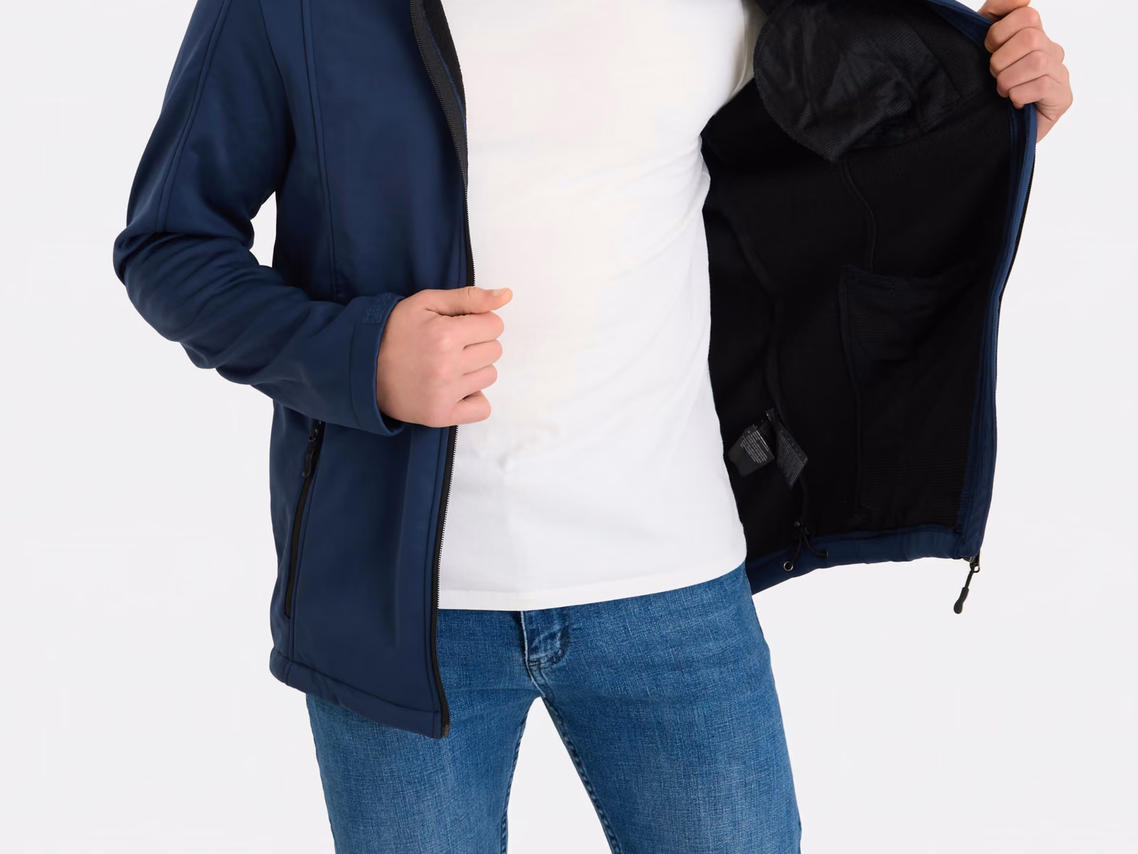 Giacca softshell blu navy tenuta aperta per mostrare il lato interno nero