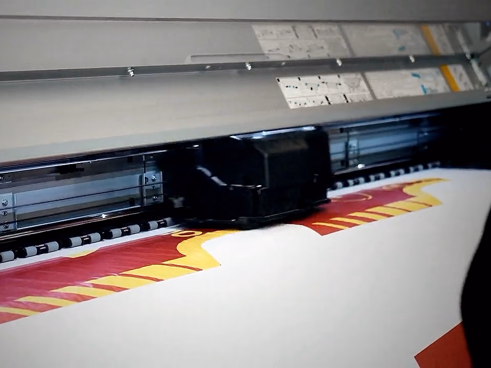 Storformatprinter, der trykker motiver til trøjepaneler på transferpapir