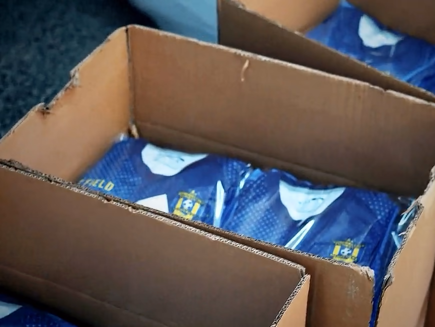 Zwei gepackte Kartons nebeneinander, bereit zum Verschließen