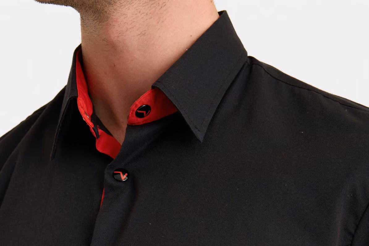 Colletto con listino e fascia interna rossa su una camicia nera in tessuto ortogonale